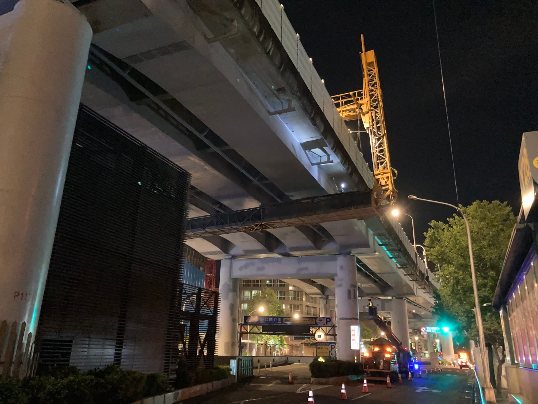 大型橋檢車都市高架橋夜間作業